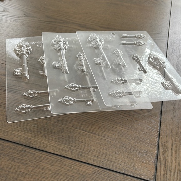 3 Chocolate Molds Skelton Keys - Picture 3 of 3